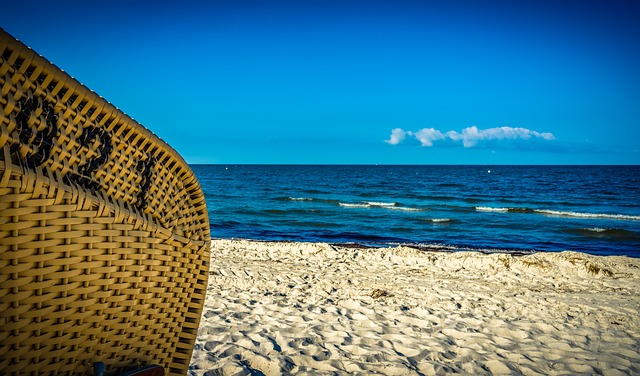 beach-chair-gbd8e9b4e9_640.jpg